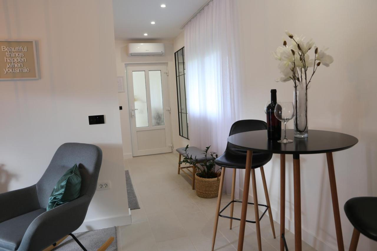 Flora Studio Apartments Korenica Buitenkant foto