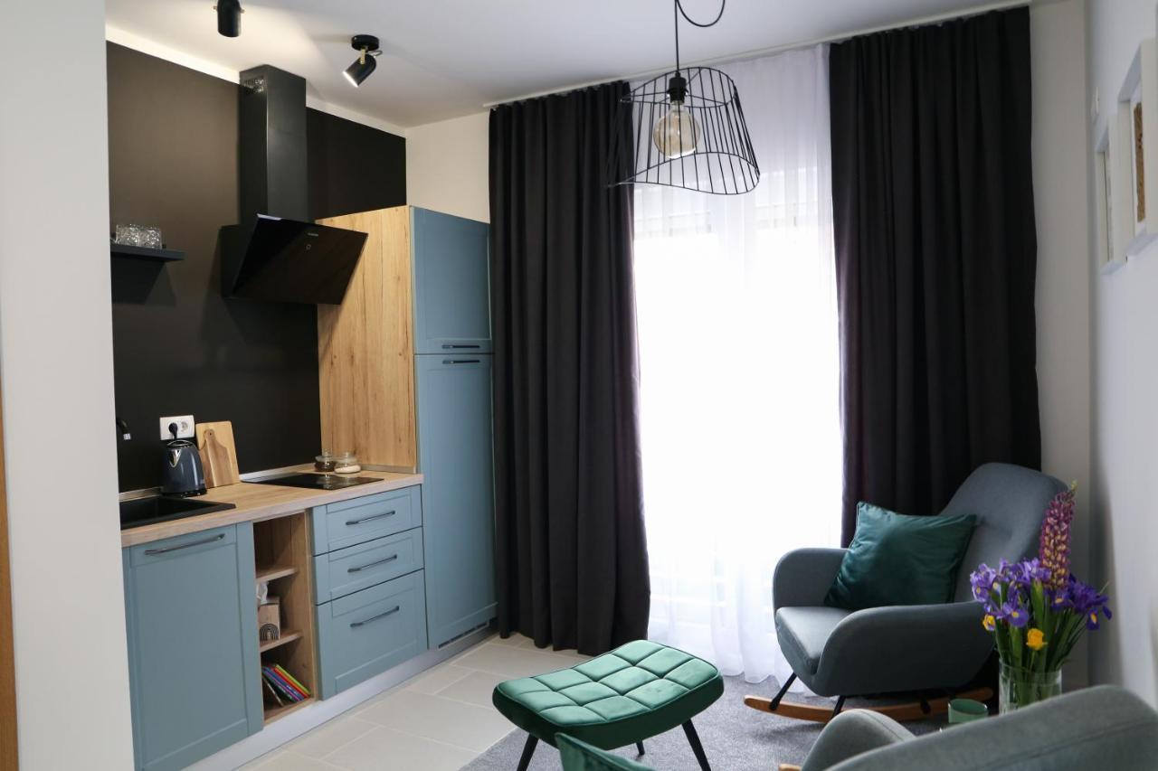 Flora Studio Apartments Korenica Buitenkant foto